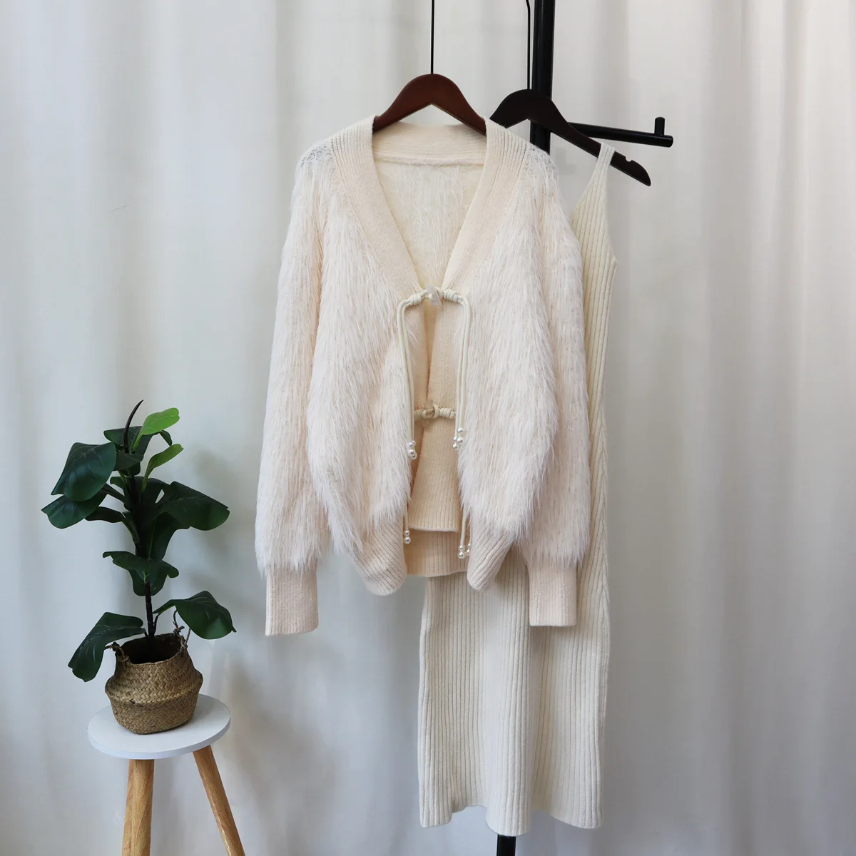 Plus Size Imitation Mink Velvet Suspender Skirt Cardigan Two-piece Set for Women 2023 Autumn and Winter New Sweater Suit Skirt Plus Size Imitation Mink Velvet Suspender Skirt Cardigan Two-piece Set for Women 2023 Autumn and Winter New Sweater Suit Skirt