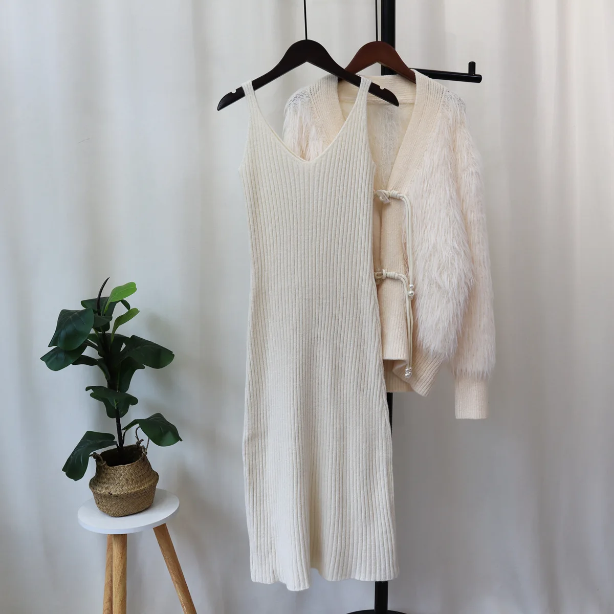 Plus Size Imitation Mink Velvet Suspender Skirt Cardigan Two-piece Set for Women 2023 Autumn and Winter New Sweater Suit Skirt Plus Size Imitation Mink Velvet Suspender Skirt Cardigan Two-piece Set for Women 2023 Autumn and Winter New Sweater Suit Skirt